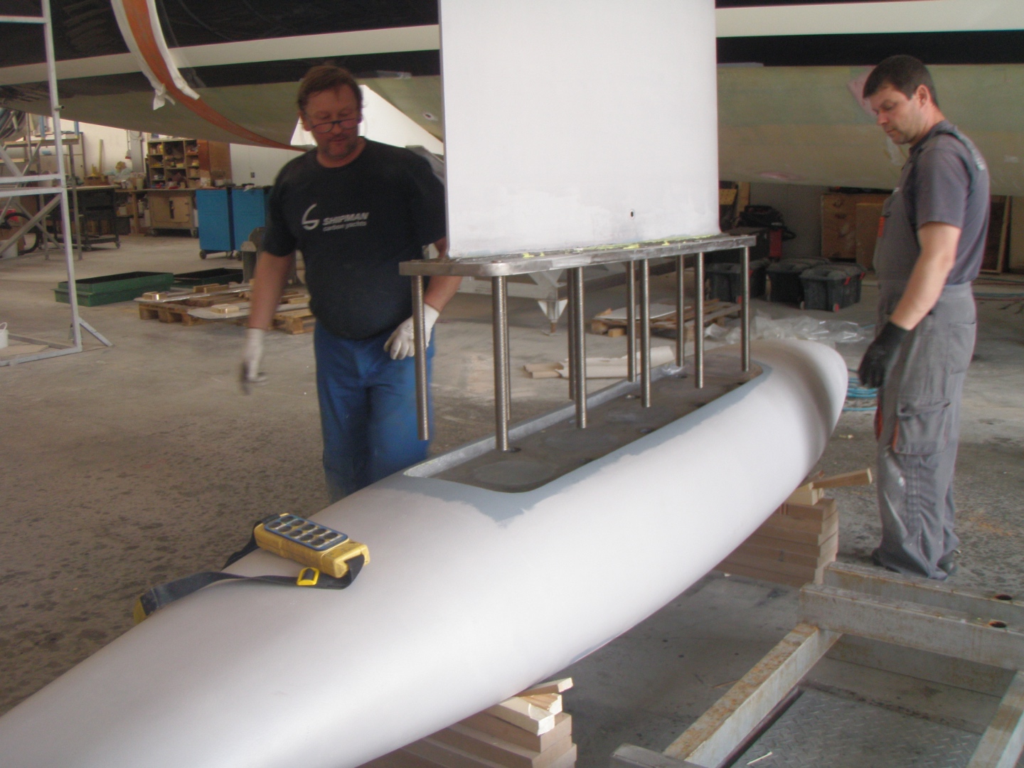 The hydraulic lifting keel and 11 tonne lead bulb